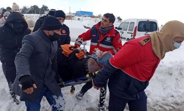 Kara saplanan araçta doğum yapmak üzere olan kadını İBB erleri hastaneye yetiştirdi