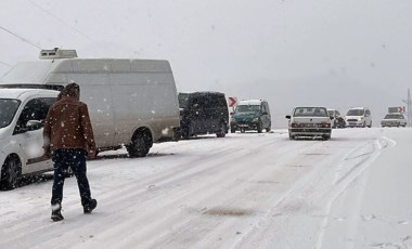 Kar aniden bastırdı! Kaş - Demre yolunda mahsur kaldılar