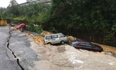 Malezya’da yol çöktü