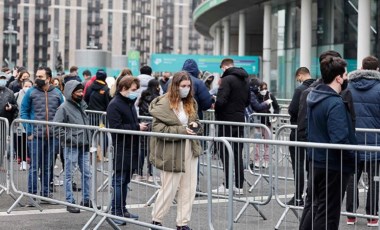 Koronavirüs: İngiltere'de vakalar hızla artıyor, hükümet 'Yeni önlemlere gerek yok' diyor