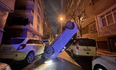 Araçlara çarpan otomobil dik şekilde asılı kaldı