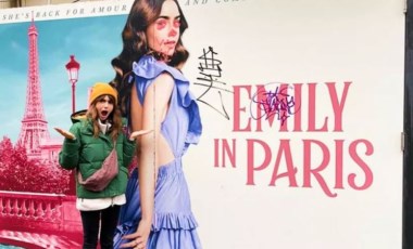 New York'ta 'Emily in Paris' dizisinin afişine saldırı