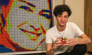 İnternetsiz kaldığı iki haftada öğrendi: Rubik küplerden portre yapıyor