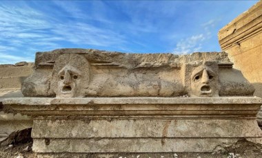 Çukurova'nın Efes'i Kastabala'nın tiyatro alanında kabartma masklar bulundu