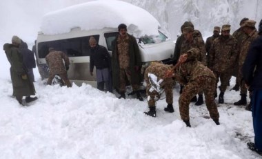 Pakistan’da kar fırtınası yolu kapattı: En az 21 kişi araçlarında öldü