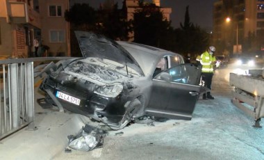 Üsküdar'da bariyere çarpan cipte yangın çıktı, 2 kişi kazayı yara almadan atlattı