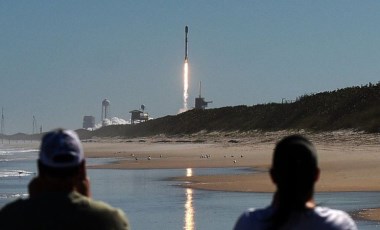 Elon Musk'ın SpaceX şirketinin 40 uydusu yanarak düştü