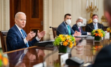 Biden, Afgan merkez bankasının dondurulmuş varlıklarını bölüştürecek