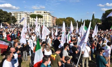 İtalya'da aşı karşıtlarından başkent Roma'da protesto