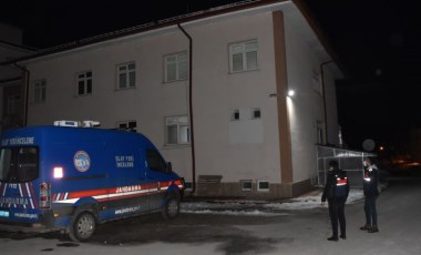 Baba evde parçalanmış, oğlu ise bahçede donmuş halde ölü bulundu