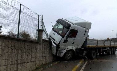 Tuzla'da kaza: TIR kontrolden çıktı, kışla duvarına çarptı