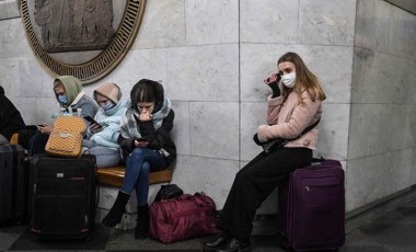 Ukrayna’da halk metro istasyonuna sığındı