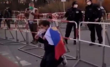 Rus protestocu Ukraynalıların önünde diz çöküp özür diledi