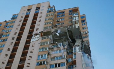 Ukrayna'da bir apartman dairesi füzeyle vuruldu