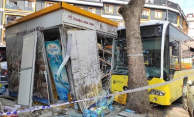 Beyoğlu'nda İETT otobüsü Halk Ekmek büfesine çarptı