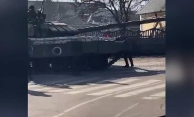 Ukrayna halkı, Rus tanklarını engellemeye çalıştı