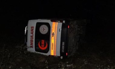 Vakaya giden ambulans virajı alamayınca yan yattı