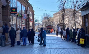 Kiev’de sokağa çıkma yasağının ardından halk marketlere akın etti