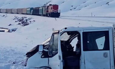 Van'da tren kazası! Yük treni kamyonete çarptı