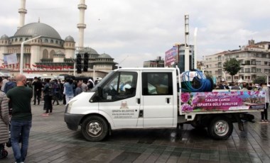 Taksim'de 25 ton gül suyu döken Isparta Belediyesi, kenti kentini tuzlayamadı!