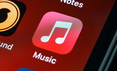 Apple'dan yeni hamle: Yapay zeka odaklı müzik girişimini satın aldı