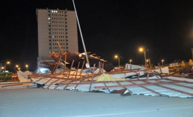 Karaman'da fırtınada 18 katlı öğrenci yurdunun çatısını uçtu, ağaçları devrildi