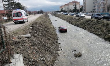 Alkollü sürücü otomobille dereye uçtu