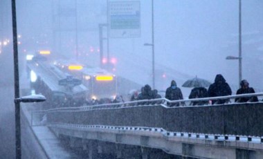 Beklenen kar İstanbul'da: Yurttaşlar toplu taşımaya yöneldi