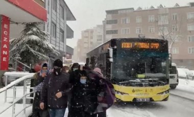 Pendik’te 4 İETT aracı yoğun kar yağışı nedeniyle yolda kaldı (11 Mart 2022)