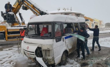 Servis minibüsü devrildi: 3 kadın işçi yaralandı (11 Mart 2022) (Video Haber)