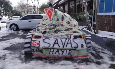 İşçiler, kardan tank yapıp ’savaşa hayır’ dedi