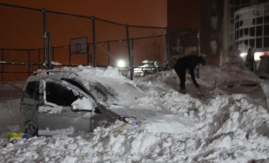 Bitlis'te park halindeki araçların üzerine çığ düştü (12 Mart 2022) (Video Haber)