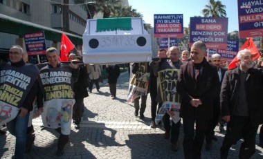 İzmir'de akaryakıt zamları 'AKP plakasıyla' protesto edildi