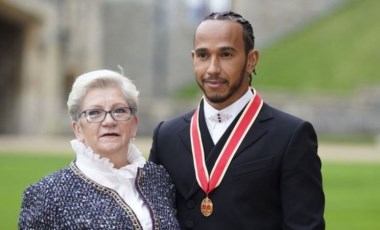 Lewis Hamilton, annesinin de soyadını almak için ismini değiştiriyor