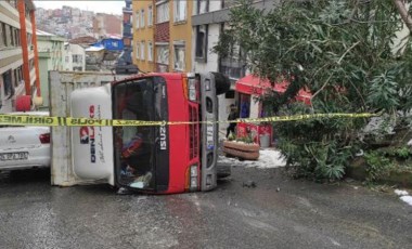 Beyoğlu’nda tehlikeli madde yüklü kamyonet devrildi (15 Mart 2022) (Video Haber)