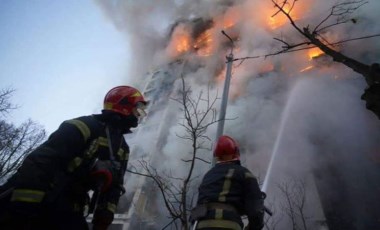 Rusya'nın Kiev'e saldırısında bir apartman daha ağır hasar gördü (15 Mart 2022) (Video Haber)