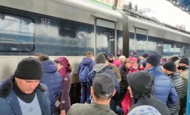 Kiev’i terk etmek isteyen halk tren istasyonlarında izdihama neden oldu