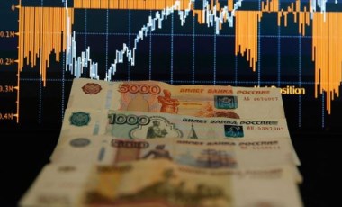 Ruble, sert yaptırımların etkisiyle değer kaybetmeye devam ediyor