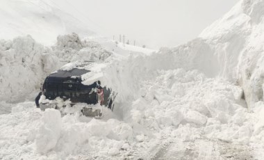 Yüksekova'da kamyonet, çığ altında kaldı