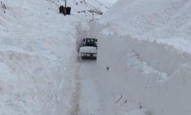 Çığdan kapanan mahalle yolu kar tünelleriyle açıldı