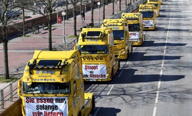 Almanya'da artan akaryakıt fiyatlarını protesto eden kamyon şoförlerine 