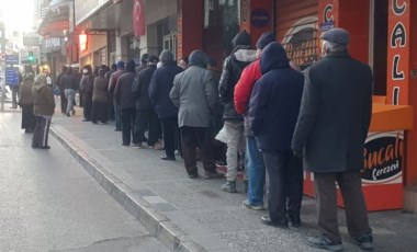 İzmir'de saat 07.10'da askıda ekmek kuyruğu: Türkiye’nin utanç fotoğrafı