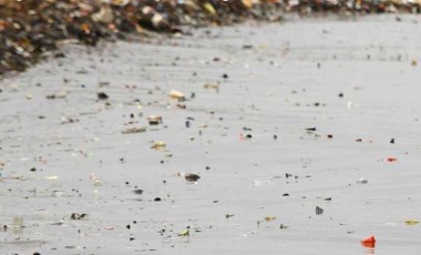 Pet şişeyle içilen suyun zararı: İnsan kanında mikroplastik tespit edildi