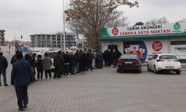 'Ucuz şeker' kuyruğu: 5 kilo şeker alabilmek için saatlerce beklediler