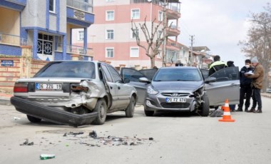 Çalıntı araçla kaza yaptılar, yaya olarak kaçtılar