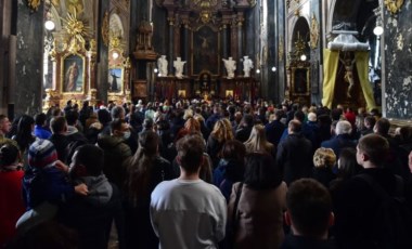 Lviv'de halk Rusya'nın saldırıları sonrası kiliseleri doldurdu