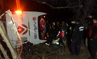 Erzincan- Erzurum karayolunda yolcu otobüsü şarampole devrildi: 2 ölü, 33 yaralı