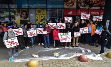 Ukraynalılar Fransız market zincirini protesto etti