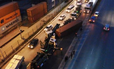 Beylikdüzü’nde kağıt yüklü TIR devrildi: 1 yaralı