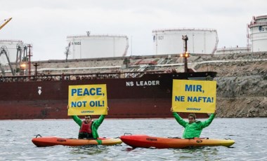 Hırvatistanlı Greenpeace aktivistleri, Rusya'dan petrol ithalatını protesto etti